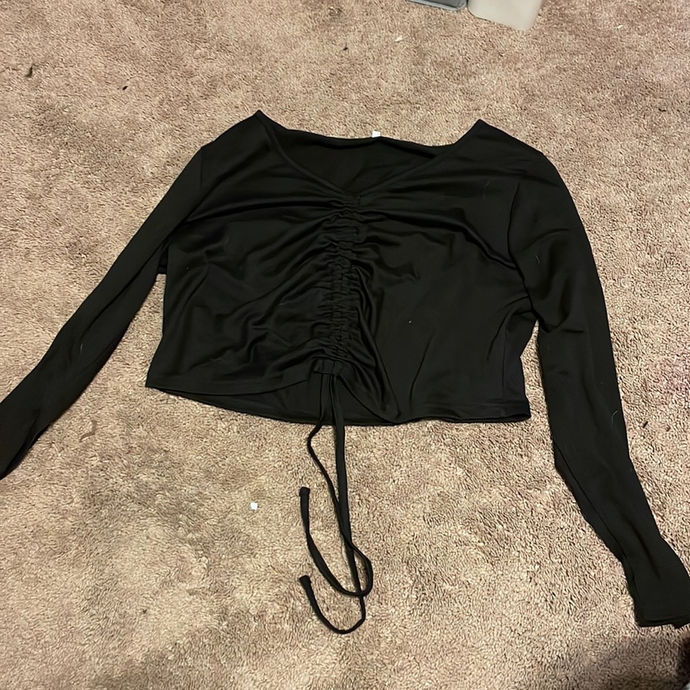 middle winched cropped black long sleeved shirt